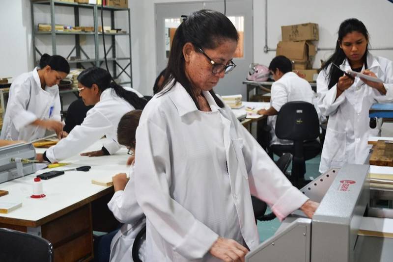 Estão abertas as inscrições para as oficinas (foto) de higienização e restauro de Acervo Bibliográfico do mês março, realizadas no Centur. Até dia 27 de fevereiro as inscrições podem ser feitas no site da Fundação Cultural do Pará (FCP). Todos os meses a Biblioteca Arthur Vianna disponibiliza essas oficinas para que acadêmicos e o público em geral possam aprender a conservar, higienizar e restaurar obras literárias.
FOTO: LUCAS MOTA / ASCOM FCP
DATA: 20.02.2018
BELÉM - PARÁ <div class='credito_fotos'>Foto: LUCAS MOTA / ASCOM FCP | <a href='/midias/2018/originais/07ba5545-709f-4c0f-b97c-b9e688b8f94a.jpg' download><i class='fa-solid fa-download'></i> Download</a></div>