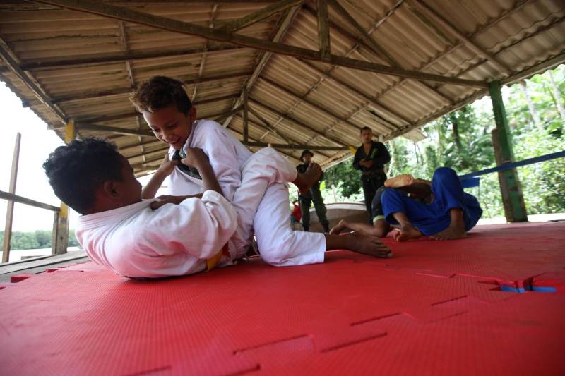 Na ilha de Urubuoca, 60 alunos do ensino fundamental, praticam artes marciais cujos instrutores são os próprios policiais da companhia. É o projeto “Ribeirinhos da Paz” constituído pelo Grupamento da Polícia Militar. O atendimento das comunidades já recebeu o reconhecimento de várias instituições, e recebe visitas de policiais de outras corporações, e atletas que se identificam com o projeto, como exemplo Michel Trator e referências do jiu-jitsu.
FOTO: MARCELO LELIS / AG. PARÁ
DATA: 27.04.2018
BELÉM - PARÁ <div class='credito_fotos'>Foto: Marcelo Lelis / Ag. Pará | <a href='/midias/2018/originais/07bdfe8a-b9fc-4af4-b25f-2a26fb7af368.jpg' download><i class='fa-solid fa-download'></i> Download</a></div>