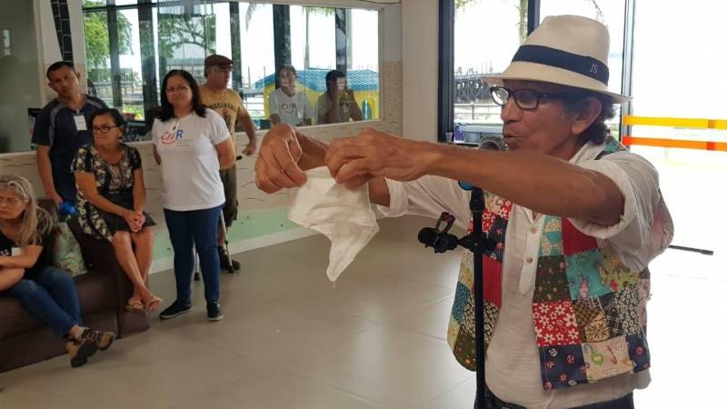 Muita emoção, alegria e diversão marcaram a confraternização de Natal promovida pelo Centro Integrado de Inclusão e Reabilitação (CIIR), que reuniu centenas de pessoas, no sábado (22). Com a participação de colaboradores, usuários e acompanhantes de pacientes, o evento antecipou o Natal de todos que integram o complexo, inaugurado este ano, e que presta assistência de alta complexidade para Pessoas com Deficiência (PcD) física, mental, intelectual, visual e auditiva. Sem esconder sua emoção, o gestor do Centro de Reabilitação, José Neto, afirma que a primeira confraternização foi além da expectativa. “A emoção tomou conta dos colaboradores, usuários e/ou responsáveis. Foi um misto de harmonia, carinho e alegria que contagiou todos. As pessoas, as apresentações, a festa si, tudo teve muito amor envolvido, evidenciando o verdadeiro espírito de Natal. Aqui, a inclusão se faz plena e sem qualquer diferença". Na foto, o escritor e poeta Juraci Siqueira.

FOTO: ASCOM / INDSH
DATA: 24.12.2018
BELÉM - PARÁ <div class='credito_fotos'>Foto: ASCOM / INDSH   |   <a href='/midias/2018/originais/07c7a020-2010-4cf9-9168-e1c39929e6cd.jpg' download><i class='fa-solid fa-download'></i> Download</a></div>