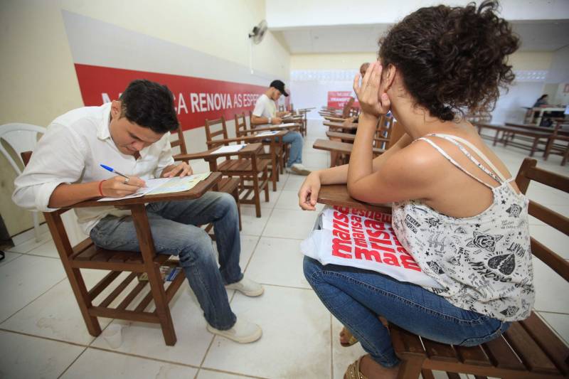 Nesta sexta-feira, uma programação (foto) alegre e diferenciada marcou as comemorações pelos 14 anos do Pro Paz no Pará, iniciativa que surgiu em 2004 como um programa do Governo do Estado, convertida mais tarde em política pública por força de decreto, até se consolidar, em 2015, na Fundação Pro Paz, que tem a missão de racionalizar e ordenar recursos e ações para transformar a vida de milhares de paraenses em situação de vulnerabilidade social. A existência do Pro Paz fez do Pará vanguarda na Federação, por ser o único estado que possui, há mais de dez anos, um protocolo padrão para atendimento a crianças e adolescentes vítimas de violência que é modelo para o Brasil, referendado pela ONG Childhood Brasil e reconhecido pela ONU. O modelo referência do trabalho do Pro Paz foi que levou o Pará a ganhar da Organização das Nações Unidas (ONU), em 2015, o reconhecimento por manter uma das onze melhores práticas das Américas para a integração de sistemas de segurança pública com políticas sociais.
FOTO: MÁCIO FERREIRA / AG. PARÁ
DATA: 29.06.2018
BELÉM - PARÁ <div class='credito_fotos'>Foto: MÁCIO FERREIRA/ AG. PARÁ | <a href='/midias/2018/originais/07c8a118-d2fb-4502-8631-9cd8c867046b.jpg' download><i class='fa-solid fa-download'></i> Download</a></div>