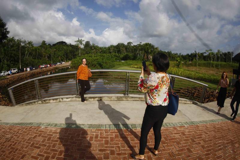 O Parque Estadual do Utinga (PEUt) o mais importante espaço de preservação e estudo da biodiversidade dentro da Região Metropolitana de Belém será reaberto à população a partir desta sexta,16, a partir das 16h30, com apresentações artísticas, com o Boi Veludinho, crianças do Pro Paz e a premiada Orquestra Sinfônica do Theatro da Paz. A apresentação será em um espaço ao ar livre e não será necessária a retirada de ingressos, por esse motivo, a recomendação é que o público chegue cedo, porque a entrada será fechada quando o espaço estiver lotado.
FOTO: THIAGO GOMES / AG PARÁ
DATA: 16.03.2018
BELÉM - PARÁ <div class='credito_fotos'>Foto: Thiago Gomes /Ag. Pará | <a href='/midias/2018/originais/07c9e7ec-9392-49f2-9b53-7aa6db0efcb9.jpg' download><i class='fa-solid fa-download'></i> Download</a></div>