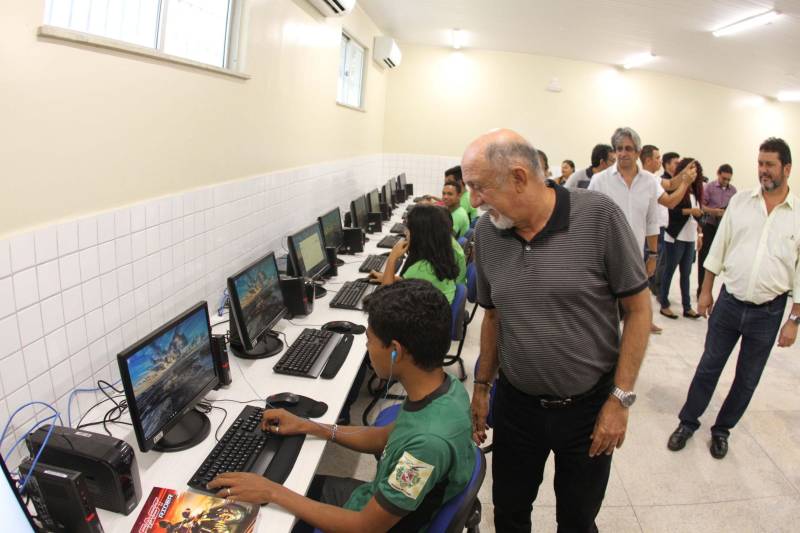 Um painel, no pátio da Escola Estadual de Ensino Médio Ruth Guimarães Ferreira, no distrito de Murinim, em Benevides, mostra 16 alunos da unidade aprovados nos últimos vestibulares. Desses, 12 irão estudar na Universidade Federal do Pará (UFPA). São os primeiros resultados de um processo que começou há nove meses, quando a escola entrou em reforma e ampliação. A nova “Ruth Guimarães Ferreira” foi entregue oficialmente nesta segunda-feira, 26, pelo governador Simão Jatene. Reformada e ampliada, a escola tem agora seis salas de aula; quatro laboratórios (multiuso, multidisciplinar, informática e de leitura); cozinha; refeitório e dispensa; quadra poliesportiva, vestiários feminino e masculino; área de convivência; sala para Atendimento Educacional Especializado (AEE) e acessos para pessoas com deficiência. Espaços de sobra para seus 892 alunos, distribuídos em três turnos do Ensino Médio. A obra custou R$ 2,446 milhões.
FOTO: CRISTINO MARTINS / AG. PARÁ
DATA: 26.03.2018
BENEVIDES - PARÁ <div class='credito_fotos'>Foto: Cristino Martins/Ag. Pará | <a href='/midias/2018/originais/07c9eced-13f7-4be8-afd9-3f64b633f62d.jpg' download><i class='fa-solid fa-download'></i> Download</a></div>