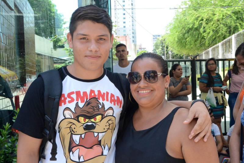 Neste domingo dia 4 de novembro, mais de 280 mil inscritos no Exame Nacional do Ensino Médio (Enem), somente no Pará. Mas foi o Wallace (e), que encontramos na fila em frente à Escola Deodoro de Mendonça,
quem deu o tiro quase que certeiro: “acho que o tema deste ano vai estar relacionado com a questão das redes sociais incentivando nosso voto”. Ele, que veio acompanhado da mãe, Carla Cristina (d), praticamente.
FOTO: FERNANDO NOBRE / ASCOM SEDUC
DATA: 04.11.2018
BELÉM - PARÁ <div class='credito_fotos'>Foto: FERNANDO NOBRE/ASCOM SEDUC | <a href='/midias/2018/originais/07c9fdfd-2535-46ec-9360-dd8eb9163376.jpg' download><i class='fa-solid fa-download'></i> Download</a></div>