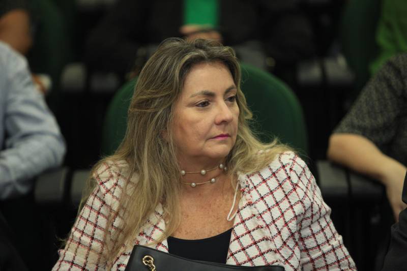 A Secretaria de Estado da Fazenda (Sefa) lançou nesta quarta-feira (09) o serviço de parcelamento de impostos estaduais pela internet. O evento, destinado a empresários e contadores, foi realizado no auditório da Escola de Governança Pública (EGPA), em Belém. Podem ser parcelados pela internet o Imposto sobre Operações Relativas à Circulação de Mercadorias e sobre Prestações de Serviços de Transporte Interestadual e Intermunicipal e de Comunicação (ICMS); Imposto sobre a Propriedade de Veículos Automotores (IPVA); Imposto sobre a Transmissão Causa Mortis e Doação de quaisquer bens ou direitos (ITCD); Taxa de Controle, Acompanhamento e Fiscalização das Atividades de Exploração e Aproveitamento de Recursos Hídricos (TFRH); Taxa de Controle, Acompanhamento e Fiscalização das Atividades de Pesquisa, Lavra, Exploração e Aproveitamento de Recursos Minerais (TFRM); Taxa de Serviços de Arrecadação por Documento de Arrecadação Estadual (DAE) e Dívida Ativa Não Tributária (Dant). Os débitos podem ser pagos em até 60 parcelas, desde que o valor da cada parcela não seja menor que 50 Unidades Padrão Fiscal do Pará (UPF-PA), que hoje é de R$ 3,3271. Na foto, a auditora fiscal de receitas estaduais Maria Rute Tostes da Silva.
FOTO: MÁCIO FERREIRA / AG. PARÁ
DATA: 09.05.2018
BELÉM - PARÁ <div class='credito_fotos'>Foto: MÁCIO FERREIRA/ AG. PARÁ | <a href='/midias/2018/originais/07e22bba-7252-400e-84d6-5fcf67aac763.jpg' download><i class='fa-solid fa-download'></i> Download</a></div>
