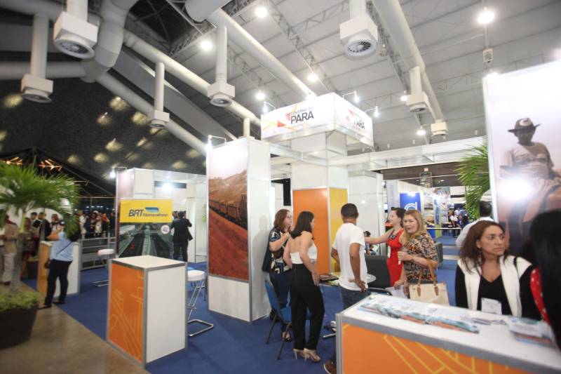 O VII Congresso e Feira Internacional de Transporte e Logística Sustentável da Amazônia (Trans 2018) teve sua abertura na noite desta terça-feira (19) no Hangar - Convenções e Feiras da Amazônia. A cerimônia de abertura contou com a presença do secretário de Estado de Transporte, Kleber Menezes, que representou o governador Simão Jatene; do presidente da Assembleia Legislativa do Pará (Alepa), deputado Márcio Miranda, e de diretores, presidentes e representantes dos 10 órgãos do governo que estão participando do evento, assim como autoridades do setor.
FOTO: MARCELO LELIS / AG. PARÁ
DATA: 19.06.2018
BELÉM - PARÁ <div class='credito_fotos'>Foto: Marcelo Lelis / Ag. Pará | <a href='/midias/2018/originais/07e3032e-8e11-4c44-85ae-a08e9892661d.jpg' download><i class='fa-solid fa-download'></i> Download</a></div>