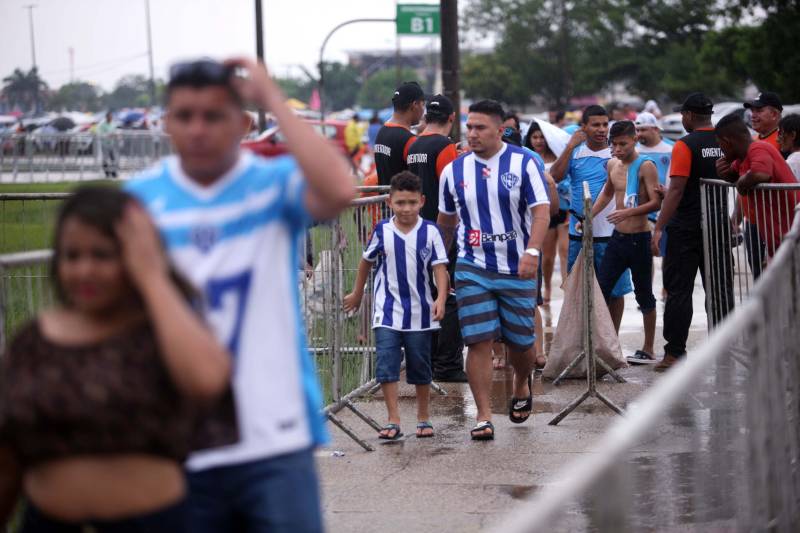 O Clube do Remo venceu o Paysandu por 2 a 1 na tarde deste domingo, partida realizada no Estádio Mangueirão, e largou na frente pelo título do Campeonato Paraense de 2018.
FOTO: THIAGO GOMES / AG. PARÁ
DATA: 01.04.2018
BELÉM - PARÁ <div class='credito_fotos'>Foto: Thiago Gomes /Ag. Pará | <a href='/midias/2018/originais/07e861f6-e4dd-4df6-9734-da10edc3d36d.jpg' download><i class='fa-solid fa-download'></i> Download</a></div>