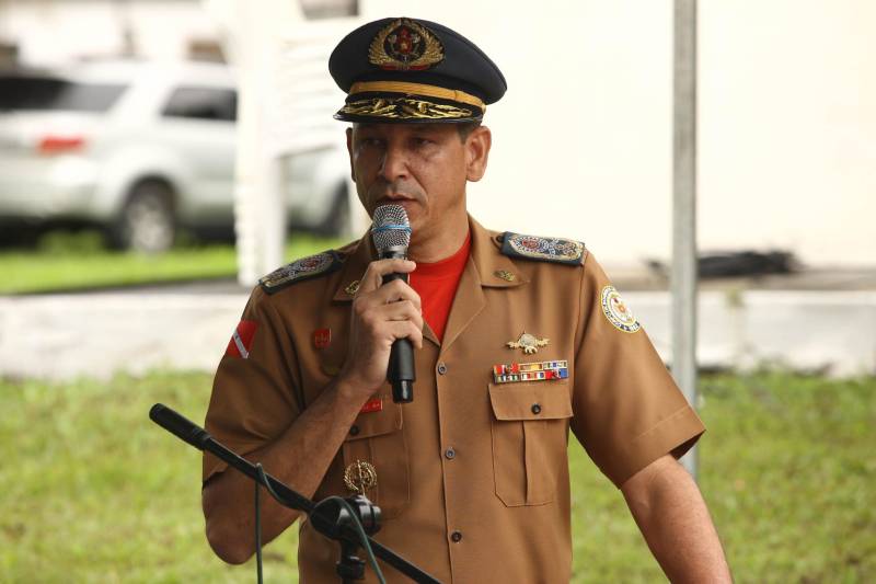 Na mesma cerimônia que entregou as viaturas para serviços de vistoria, o governador Simão Jatene fez uma visita técnica às instalações da nova Policlínica ao Corpo de Bombeiros Militar do Estado. Um prédio no Quartel do Comando Geral da corporação foi reformado e adaptado para receber a Policlínica, que oferta assistência médico-odontológico, psicológico e de primeiros socorros aos bombeiros militares e seus dependentes. Na foto, o comandante-geral do Corpo de Bombeiros Militar do Pará, coronel Zanelli Nascimento.
FOTO: IGOR BRANDÃO / AG. PARÁ
DATA: 15.03.2018
BELÉM - PARÁ <div class='credito_fotos'>Foto: IGOR BRANDÃO / AG. PARÁ | <a href='/midias/2018/originais/0800d2ca-4f4a-4027-8d3a-0d836ddff195.jpg' download><i class='fa-solid fa-download'></i> Download</a></div>