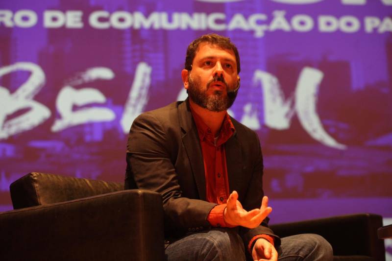 Publicom 2018. O Encontro de Comunicação ocorreu na segunda (11) e terça-feira (12), no Teatro do Sesi, em Belém, e reuniu centenas de participantes. O jornalista, historiador e escritor Pedro Doria (foto) também falou sobre o mundo digital, durante a palestra de encerramento da programação

FOTO: RODOLFO OLIVEIRA / AG. PARÁ
DATA: 12.06.2018
BELÉM - PARÁ <div class='credito_fotos'>Foto: Rodolfo Oliveira/Ag. Pará   |   <a href='/midias/2018/originais/0815ae8a-dabb-429b-95f5-057d033a864c.jpg' download><i class='fa-solid fa-download'></i> Download</a></div>