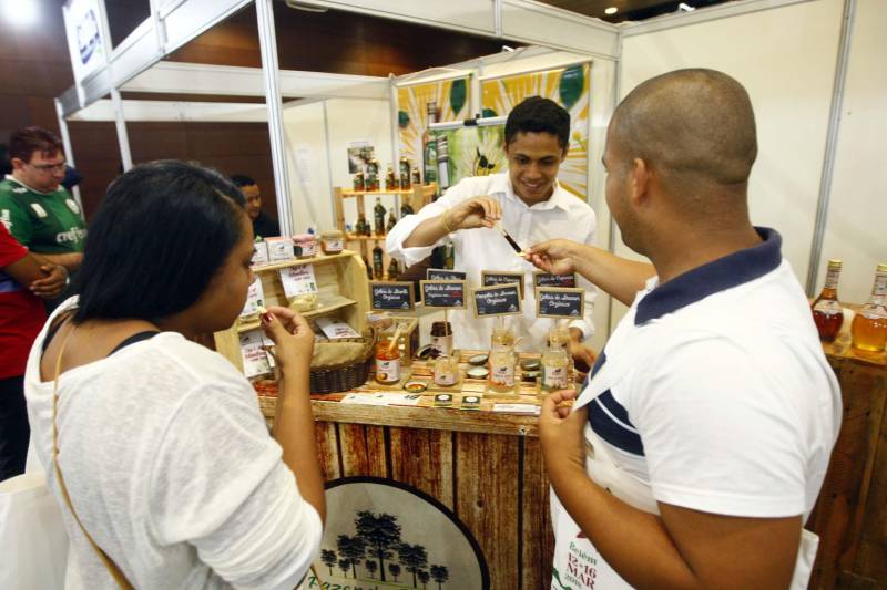 Autoridades, cientistas, empresários e produtores rurais participaram, na noite desta segunda-feira (12), no Hangar Convenções e Feiras da Amazônia, da abertura do XVII Congresso Brasileiro de Mandioca e do II Congresso Latino-Americano e Caribenho de Mandioca, os dois mais importantes eventos voltados à mandiocultura no Brasil e no continente, que ocorrem pela primeira vez no Pará.
FOTO: THIAGO GOMES / AG. PARÁ
DATA: 12.03.2018
BELÉM - PARÁ <div class='credito_fotos'>Foto: Thiago Gomes /Ag. Pará | <a href='/midias/2018/originais/081974d0-ea64-4c8c-9d57-44ffa26613c0.jpg' download><i class='fa-solid fa-download'></i> Download</a></div>