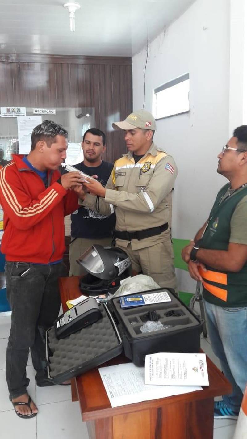 Escolas, bares, pontos de motaxistas e praças são alguns dos locais do município de Marituba (Região Metropolitana), a 11 quilômetros de Belém, já estão recebendo desde a manhã de terça-feira (18), até o próximo dia 21 (sexta-feira), a visita de uma equipe de agentes de Educação do Departamento de Trânsito do Estado do Pará (Detran). A finalidade é intensificar as ações de prevenção a acidentes de trânsito durante as festas de final de ano. A participação da Coordenadoria de Educação do Detran foi uma solicitação do Departamento Municipal de Trânsito de Marituba (Diretran), que desde novembro deste ano intensificou a parceria com a autarquia estadual objetivando reforçar as ações educativas (foto) realizadas rotineiramente pela gestão municipal.

FOTO: ASCOM / DETRAN
DATA: 19.12.2018
MARITUBA - PARÁ <div class='credito_fotos'>Foto: ASCOM DETRAN   |   <a href='/midias/2018/originais/08202fea-c782-4250-b267-0c60847ed64d.jpg' download><i class='fa-solid fa-download'></i> Download</a></div>