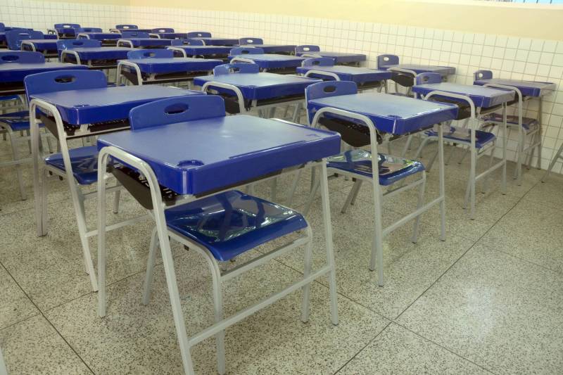 O Governo do Estado entregou, nesta quarta-feira (13), a obra da Escola Estadual de Ensino Fundamental e Médio Professora Consuelo Coelho de Souza (foto), localizada em Ananindeua.  A entrega à comunidade  foi presidida pela Secretária de Estado  de Educação, Ana Claudia Serruya Hage, que representou o Governador Simão Jatene. O evento reuniu os secretários adjuntos da Seduc, educadores, estudantes e  pessoas da comunidade 40 Horas. A escola foi integralmente reformada, ganhou três novas salas de aula e outros ambientes necessários ao funcionamento da administração e de atividades pedagógicas. Estão matriculados 785  alunos, sendo 230 alunos do Ensino Fundamental Maior e 555 do Ensino Médio. As aulas serão ministradas nos três turnos; duas turmas vão atender alunos  do Projeto Mundiar. A obra faz parte do Programa de Melhoria da Qualidade e Expansão da Educação Básica; foram investidos R$ 2,339 milhões de reais, oriundos do financiamento obtido pelo Governo do Estado junto ao Banco Interamericano de Desenvolvimento (BID).

FOTO: ELISEU DIAS / ASCOM SEDUC
DATA: 13.06.2018
BELÉM - PARÁ <div class='credito_fotos'>Foto: Eliseu Dias / Ascom Seduc   |   <a href='/midias/2018/originais/0826e4c6-e74e-4e4c-a52c-e435f87bdec1.jpg' download><i class='fa-solid fa-download'></i> Download</a></div>