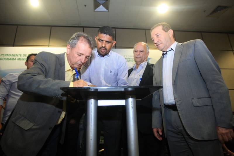 O primeiro dia do Fórum Permanente de Prefeitas e Prefeitos dos Municípios Sustentáveis contou com a participação de 85 prefeitos , 17 vices e 21 secretários municipais dos 141 municípios manifestaram interesse em adotar as diretrizes do programa. Para o governador Simão Jatene, esta grande participação simboliza a união de agentes públicos que colocaram os interesses coletivos acima dos interesses individuais para construir um estado melhor para todos. Com o tema “Gestão Compartilhada”, o evento traz as experiências e os desdobramentos das agendas governamentais que foram planejadas em parceria com as gestões municipais. Através da Secretaria Extraordinária de Municípios Sustentáveis (Semsu) Governo do Pará, por meio da Semsu, investe na capacitação dos municípios para a promoção de uma gestão fiscal eficiente. Para Izabela Jatene, este primeiro dia serviu para sinalizar o quanto os gestores estão preocupados com o equilíbrio da questão fiscal dos municípios e em desenvolver uma governança compartilhada para desenvolver seus municípios.
FOTO: THIAGO GOMES / AG. PARÁ
DATA: 07.02.2018
BELÉM - PARÁ <div class='credito_fotos'>Foto: Thiago Gomes /Ag. Pará | <a href='/midias/2018/originais/082dd2d6-4d03-4bbd-b331-fe7c938d141f.jpg' download><i class='fa-solid fa-download'></i> Download</a></div>