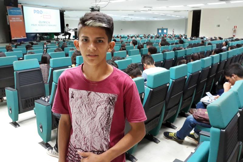 "Esta é uma oportunidade muito importante em assimilar dicas e reforçar o que estamos aprendendo em sala de aula com a equipe de professores", disse o estudante Roni Viana (foto), de 16 anos, aspirante a uma vaga do curso de Educação Física e aluno do 3º ano do Ensino Médio da Escola Estadual Onésima Pereira de Barros, que vai prestar pela primeira vez o Exame Nacional do Ensino Médio (Enem). Assim como Roni, muitos estudantes - ao todo 738 inscritos - deixaram seus afazeres neste sábado (18) e foram até o auditório do Campus Tapajós da Universidade Federal do Oeste do Pará (UFOPA) participar e se preparar ainda mais, por meio dos aulões do Pro Paz Enem, projeto idealizado pelo Governo do Estado do Pará, através da Fundação Pro Paz, e que conta com o apoio do Centro de Governo do Baixo Amazonas. As aulas do Pro Paz Enem são preparadas de acordo com os assuntos exigidos pelo Exame, segundo as áreas de referência, classificadas pelo MEC como Matrizes de Referência: Ciências Humanas e suas Tecnologias; Ciências da Natureza e suas Tecnologias (Física, Química e Biologia); Matemática e suas Tecnologias e Linguagens, Códigos e suas Tecnologias.
FOTO: SAMUEL ALVARENGA / SECOM
DATA: 19.05.2018
SANTARÉM - PARÁ <div class='credito_fotos'>Foto: Samuel Alvarenga / Secom | <a href='/midias/2018/originais/08363c02-ef97-4f2c-aed6-3c2cd05e2697.jpg' download><i class='fa-solid fa-download'></i> Download</a></div>