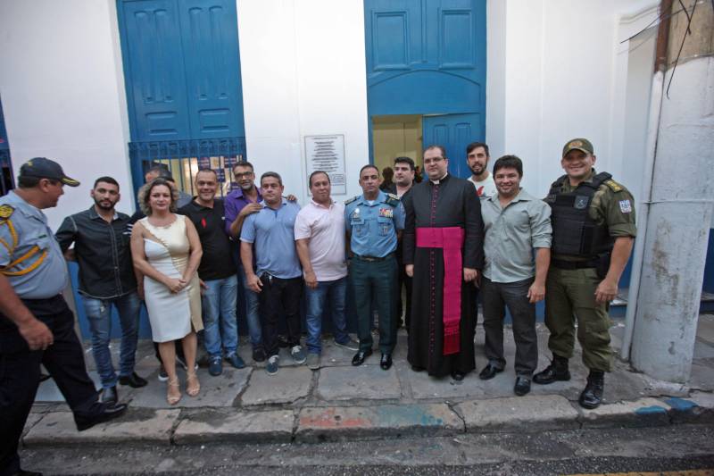 Leia Braúna mora há dois anos e meio no bairro da Cidade Velha e vê com alegria a instalação de uma sede da Polícia Militar na Rua Dr. Assis, bem pertinho de sua casa. O novo prédio da 1ª Companhia do 2º Batalhão da PM foi inaugurado na tarde desta quinta-feira, 5, e agora além de estar mais acessível aos moradores dos bairros da Campina, Reduto e Cidade Velha, oferece melhores condições de trabalho aos militares. O local foi cedido pela Arquidiocese de Belém em fevereiro deste ano de forma gratuita e por tempo indeterminado. Antes disso, a sub-unidade funcionava no 3º andar da seccional do Comércio. O Major Luiz Octávio, comandante do 2º Batalhão, informa que a Companhia atua com 165 policiais militares, que atendem cerca de 24 mil moradores da área. “A proximidade da Polícia Militar com a comunidade é um ponto primordial da instalação da 1ª Companhia, além de ser estratégico, porque se coloca em uma posição de atendimento rápido tanto ao Reduto, quanto para Campina e a própria Cidade Velha”, afirmou o oficial.
FOTO: CARLOS SODRÉ / AG. PARÁ
DATA: 05.04.2018
BELÉM - PARÁ <div class='credito_fotos'>Foto: Carlos Sodré/Agência Pará | <a href='/midias/2018/originais/0837bbf5-678f-480e-a660-7162bc9c6918.jpg' download><i class='fa-solid fa-download'></i> Download</a></div>