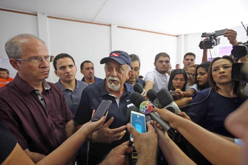 O Governador do Pará, Simão Jatene (foto), esteve durante esta sexta-feira (13) no município de Paragominas. Além de visitar as áreas afetadas pela enxurrada que ocorreu na madrugada da quinta-feira (12), ele conversou com moradores atingidos, reuniu com autoridades municipais, secretários de estado, com o Corpo de Bombeiros e a Defesa Civil para traçar as metas e ações a serem cumpridas para restabelecer a normalidade na cidade. A forte enxurrada, que durou toda a madrugada, alagou cerca de 40% da cidade e atingiu 350 famílias. Até o momento, 13 locais foram adequados para funcionar como abrigo, entre escolas, associações, ginásios, entre outros, para receber desabrigados e desalojados.

FOTO: SIDNEY OLIVEIRA / AG. PARÁ
DATA: 13.04.2018
PARAGOMINAS - PARÁ <div class='credito_fotos'>Foto: Sidney Oliveira/Ag. Pará   |   <a href='/midias/2018/originais/08478a52-a31d-4afb-8a64-814c99765736.jpg' download><i class='fa-solid fa-download'></i> Download</a></div>