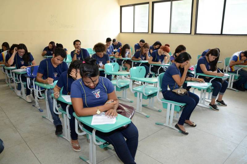 A Secretaria de Estado de Educação (Seduc) está comprando 49.126 carteiras (foto) para suprir necessidades de escolas na Região Metropolitana de Belém e municípios do interior. As aquisições estão sendo feitas de acordo com a disponibilidade de recursos, obedecendo às regras legais de compra de materiais pelo governo e às entregas pelos fornecedores. O primeiro lote, com 18.731 carteiras, foi adquirido de um fabricante do Rio de Janeiro, que venceu a licitação. Desse total, a metade já chegou a Belém e começou a ser entregue. O lote custou R$ 6 milhões – recursos oriundos do empréstimo que o Estado recebeu do Banco Interamericano de Desenvolvimento (BID). Originalmente, esse lote é para equipar as escolas cujas obras de reforma e ampliação estão sendo concluídas. Desde março, a Secretaria Adjunta de Logística da Seduc já entregou 15.450 carteiras a 40 escolas – 19 na Região Metropolitana e 21 no interior.
FOTO: ASCOM / SEDUC
DATA: 08.05.2018
BELÉM - PARÁ <div class='credito_fotos'>Foto: ASCOM SEDUC | <a href='/midias/2018/originais/0850168d-d4ca-4ba4-a856-ac4a7042df44.jpg' download><i class='fa-solid fa-download'></i> Download</a></div>