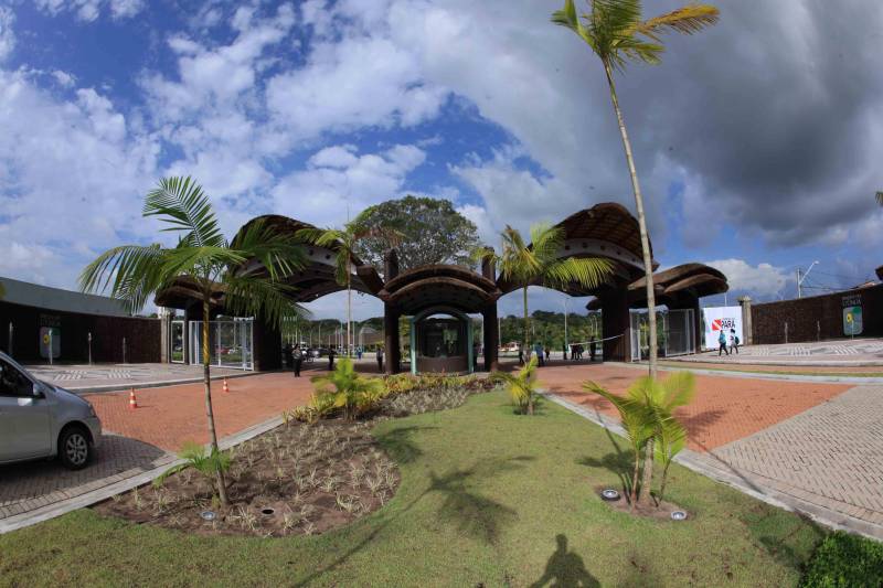 O Parque Estadual do Utinga (PEUt) o mais importante espaço de preservação e estudo da biodiversidade dentro da Região Metropolitana de Belém será reaberto à população a partir desta sexta,16, a partir das 16h30, com apresentações artísticas, com o Boi Veludinho, crianças do Pro Paz e a premiada Orquestra Sinfônica do Theatro da Paz. A apresentação será em um espaço ao ar livre e não será necessária a retirada de ingressos, por esse motivo, a recomendação é que o público chegue cedo, porque a entrada será fechada quando o espaço estiver lotado.
FOTO: MÁCIO FERREIRA / AG PARÁ
DATA: 16.03.2018
BELÉM - PARÁ <div class='credito_fotos'>Foto: MÁCIO FERREIRA/ AG. PARÁ | <a href='/midias/2018/originais/0852d40b-e090-41eb-8239-62454d93e9fd.jpg' download><i class='fa-solid fa-download'></i> Download</a></div>