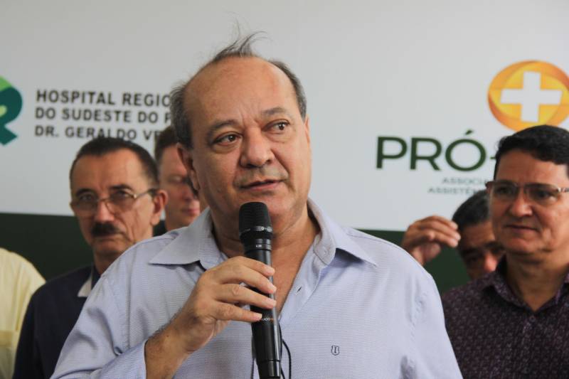 Hospital Regional de Marabá amplia serviço para atender pacientes com insuficiência renal Neste sábado, 8/12, o serviço de hemodiálise foi ampliado no sudeste do Pará, com a entrega do primeiro bloco do projeto de reforma e ampliação do Hospital Regional do Sudeste do Pará - Dr. Geraldo Veloso (HRSP), em Marabá (PA). Com mais de 900 metros quadrados construídos, três andares e mais de R$ 5 milhões investidos em sua construção e aquisição de equipamentos, o prédio abrigará além de 20 máquinas de hemodiálise, a área administrativa e o Centro de Ensino e Pesquisa, o que amplia a vocação da Unidade que passa a ser um centro formador de profissionais da saúde na região. A cerimônia de entrega reuniu autoridades como o secretário de Estado de Saúde Pública do Pará, Vitor Mateus, o prefeito de Marabá, Sebastião Miranda Filho, o presidente da Câmara Municipal de Marabá, Pedro Corrêa, o diretor Operacional da Pró-Saúde Associação Beneficente de Assistência Social e Hospitalar no Pará, Rogério Kuntz, e o diretor Hospitalar da Unidade, Valdemir Girato, além de representantes dos 22 municípios de abrangência do Hospital. Na foto, o prefeito de Marabá, Sebastião Miranda Filho.

FOTO: RODOLFO OLIVEIRA / AG. PARÁ
DATA: 08.12.2018
MARABÁ - PARÁ <div class='credito_fotos'>Foto: Rodolfo Oliveira/Ag. Pará   |   <a href='/midias/2018/originais/085fac39-e95a-4bb0-8cb8-2128e66dea52.jpg' download><i class='fa-solid fa-download'></i> Download</a></div>