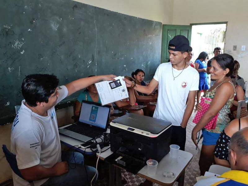 A Caravana Pro Paz Cidadania continua a percorrer os municípios do Pará. Nesta sexta-feira (6), a caravana encerrou suas ações na cidade de Quatipuru, no nordeste do estado. Ao longo de três dias, foram 2.600 atendimentos, como emissão de documentos básicos e aconselhamento jurídico. “A ação nesses três dias foi surpreendente, além de atendermos Quatipuru, recebemos quatro ônibus com moradores da vila de Boa Vista e conseguimos atender a todos. A grande procura foi pela certidão de nascimento, porque ainda existem os sub-registros. Mas tivemos também grande procura de ID jovem por essa população”, detalhou o coordenador do Pro Paz Cidadania, Roberto Oliveira.
FOTO: ASCOM / PRO PAZ
DATA: 06.04.2018
QUATIPURU - PARÁ <div class='credito_fotos'>Foto: ASCOM PRO PAZ | <a href='/midias/2018/originais/08623ab9-f9d8-47fa-9085-01d7851a7c5b.jpg' download><i class='fa-solid fa-download'></i> Download</a></div>