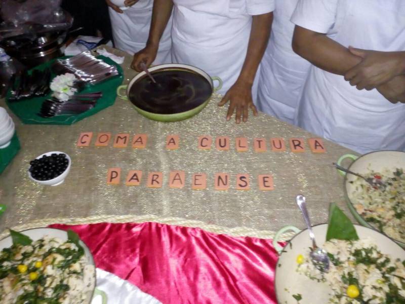 Os elementos da culinária e os sabores da gastronomia paraense chegam novamente a São Paulo, entre os dias 19 e 30 de junho. O Festival “Cozinha do Pará, A Obra-Prima da Amazônia” (foto) reunirá chefs paulistas e paraenses em cardápios elaborados especialmente para os dias de evento nos prestigiados restaurantes Micaela (19 e 20), Maní (21 e 22) e Capim Santo (27 a 30) deste mês. Os chefs Morena Leite, Ofir Oliveira, Helena Rizzo, Saulo Jennings, Fábio Vieira e Daniela Martins assinam as criações que aguçam o paladar dos clientes. O Festival “Cozinha do Pará, A Obra-Prima da Amazônia” também contará com a participação mais que especial de 12 boieiras do Ver-o-Peso, que, esta semana, estão fazendo estágio nas quatro unidades do restaurante Capim Santo. Elas também vão participar da festa de aniversário de 15 anos da revista Prazeres da Mesa, principal publicação do setor gastronômico no mercado nacional, que ocorre nesta segunda-feira (18), no Memorial da América Latina.
FOTO: ASCOM / SETUR
DATA: 18.06.2018
SÃO PAULO - SP <div class='credito_fotos'>Foto: ASCOM SETUR | <a href='/midias/2018/originais/08688e16-b89f-491f-b100-27094f1ac2fa.jpg' download><i class='fa-solid fa-download'></i> Download</a></div>