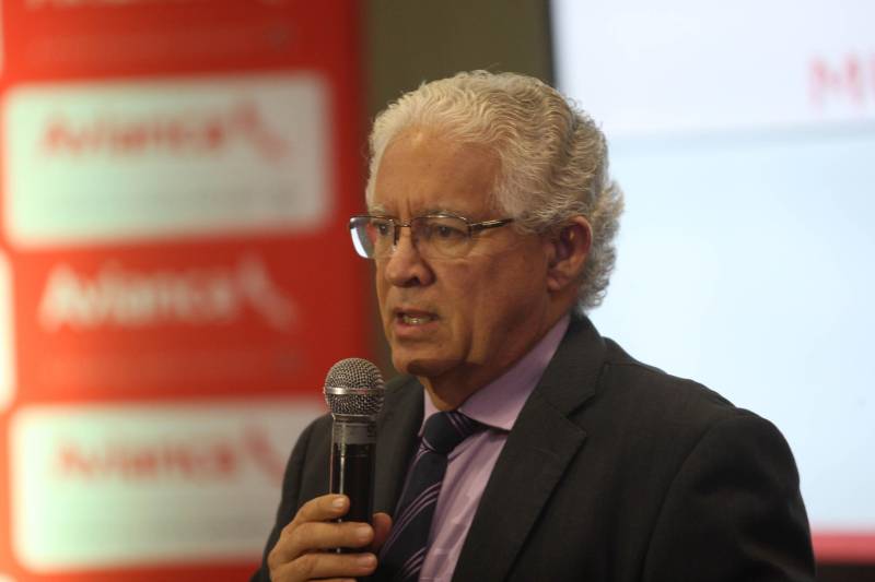 Neste contexto, na última quinta-feira (21), mais uma importante companhia aérea iniciou operações no Aeroporto Internacional de Belém. A Avianca Brasil passa a operar voos diretos e diários de Guarulhos (SP) e de Brasília (DF) para Belém, em confortáveis e modernas aeronaves Airbus A320 com total de 162 assentos. Em nome da diretoria da empresa e dos mais de 5 mil colaboradores, o nosso muito obrigado. Faremos de tudo para que todos se apaixonem por voar conosco”, disse o vice-presidente de Vendas e Marketing da Avianca Brasil, Tarcísio Gargioni, em coletiva de lançamento para a imprensa, que reuniu jornalistas de São Paulo, Brasília e Belém, no Hotel Grand Mercure. Já o chefe da Casa Civil, Adenauer Góes (foto), que representava o governador Simão Jatene, destacou a qualidade das operações da Avianca, que fez essa opção no seu atendimento, serviço de bordo e escolha das aeronaves.
FOTO: MARCELO LELIS / AG. PARÁ
DATA: 21.06.2018
BELÉM - PARÁ <div class='credito_fotos'>Foto: Marcelo Lelis / Ag. Pará | <a href='/midias/2018/originais/0871d556-dd5b-449b-9819-da5821986f58.jpg' download><i class='fa-solid fa-download'></i> Download</a></div>