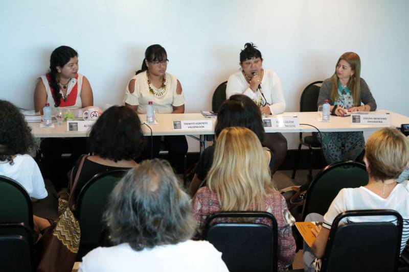"Precisamos estar preparados para garantir nossos direitos e para isso precisamos de uma educação diferenciada”, disse a cacique Kátia Silene Valdenilson, a primeira das tribos Gavião no Pará, durante a mesa redonda desta quinta-feira (7), na XXII Feira Pan-Amazônica do Livro. Originalmente chamada Tônkyre Akrãtikatêjê, ela conta que teve que mudar de nome por falta de conhecimento do pai e da ausência de políticas públicas destinadas à garantia do registro do nome indígena.
FOTO: ELZA LIMA / ASCOM SECULT
DATA: 07.06.2018
BELÉM - PARÁ <div class='credito_fotos'>Foto: Elza Lima/Secult | <a href='/midias/2018/originais/08767496-230b-4052-bc73-70d59f3117d3.jpg' download><i class='fa-solid fa-download'></i> Download</a></div>