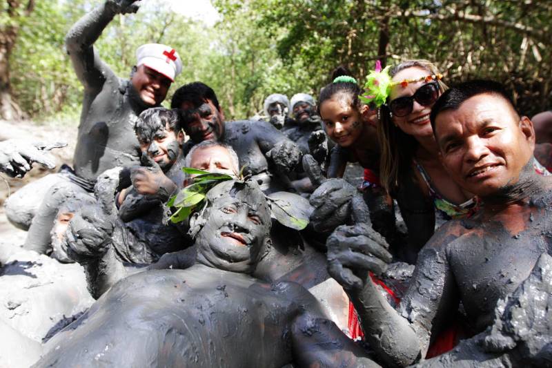 Em Curuçá, no nordeste do Estado, é do mangue que sai o caranguejo, sustento de muitas famílias, e a lama (Tijuco), matéria-prima da fantasia usada pelos brincantes do tradicional bloco carnavalesco "Pretinhos do Mangue". Neste domingo (11), segundo a organização do evento, mais de 17 mil pessoas entre brincantes e espectadores acompanharam o cortejo que teve início no Porto dos Pretinhos e seguiu pelas principais ruas do município até a praça da folia, na orla. O bloco nasceu no ano de 1989 a partir da frustração de dois amigos que foram ao mangue atrás de alimento, mas não conseguiram nenhum caranguejo. Então decidiram passar lama pelo corpo e saíram pela cidade em forma de protesto. "O mangue oferece o nosso caranguejo, mexilhão e camarão. É daqui que as famílias tiram seu sustento. Nossa intenção é aproveitar esse momento de alegria e passar essa mensagem de preservação", afirmou Edmilson Campos, mais conhecido como "Cafá", que está à frente do bloco há 18 anos.
FOTO: CRISTINO MARTIS / AG PARÁ
12.02.2018
CURUÇÁ - PARÁ <div class='credito_fotos'>Foto: Cristino Martins/Ag. Pará | <a href='/midias/2018/originais/088914f2-95d5-4b53-80d8-ae4693fac224.jpg' download><i class='fa-solid fa-download'></i> Download</a></div>