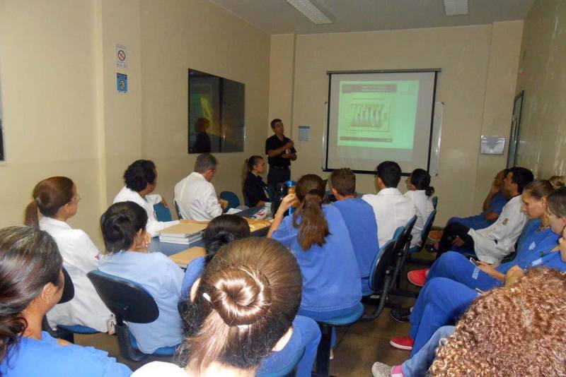 Os principais sintomas e fatores de risco do câncer de cabeça e pescoço foram discutidos por estudantes, médicos, enfermeiros e técnicos de Enfermagem no Hospital Regional do Sudeste do Pará - Dr. Geraldo Veloso (HRSP), localizado em Marabá (PA). O bate-papo (foto) foi conduzido pelos integrantes do projeto "Harmonia em Ação", com o objetivo de sensibilizar o público para a importância do diagnóstico precoce da doença. Segundo o urologista e diretor Técnico do HRSP, Cassiano Barbosa, infelizmente esses tumores ainda são pouco conhecidos pela maioria das pessoas, mesmo sendo a sexta neoplasia mais recorrente no mundo. "A grande vantagem é que os sintomas são visíveis para todo mundo, como um caroço no pescoço ou manchas no rosto. É preciso estar atento a esses sinais e contribuir para o diagnóstico precoce. Quanto mais cedo o câncer for detectado, maiores são as chances de cura", afirmou o médico.
FOTO: ASCOM / HRSP
DATA: 29.10.2018
MARABÁ - PARÁ <div class='credito_fotos'>Foto: ASCOM HRSP | <a href='/midias/2018/originais/088ae6c0-c816-4c79-b4aa-a26bcf62e56f.jpg' download><i class='fa-solid fa-download'></i> Download</a></div>