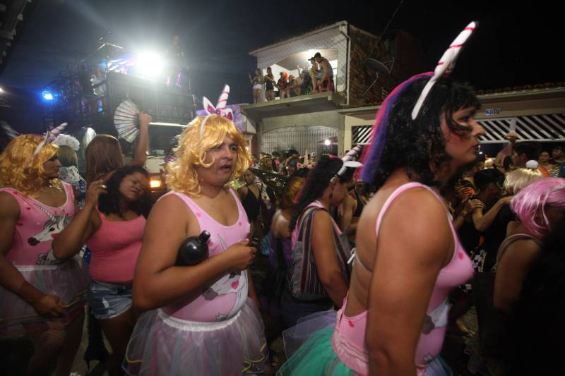 O professor Júlio Leal Gomes é natural de Vigia de Nazaré, no nordeste paraense, terra conhecida pela hospitalidade, principalmente em época festiva. Mantendo a tradição, no Carnaval Júlio e seus irmãos abrem a casa da família para amigos e outros parentes. Neste ano, o imóvel de quatro cômodos abrigou mais de 50 pessoas. Vigia tem um dos maiores e mais tradicionais carnavais do Pará. Nesta época do ano, a população do município, de 51.173 habitantes (Censo/IBGE), triplica com a chegada de brincantes oriundos de todo o Brasil, e os vigienses – igual coração de mãe - acolhem essa multidão. A estimativa é a cidade receber mais de 300 mil pessoas neste Carnaval.
FOTO: IGOR BRANDÃO / AG PARÁ
DATA: 13.02.2018
VIGIA - PARÁ <div class='credito_fotos'>Foto: IGOR BRANDÃO / AG. PARÁ | <a href='/midias/2018/originais/08931f9f-1f22-4546-bb95-d710af5a8e50.jpg' download><i class='fa-solid fa-download'></i> Download</a></div>