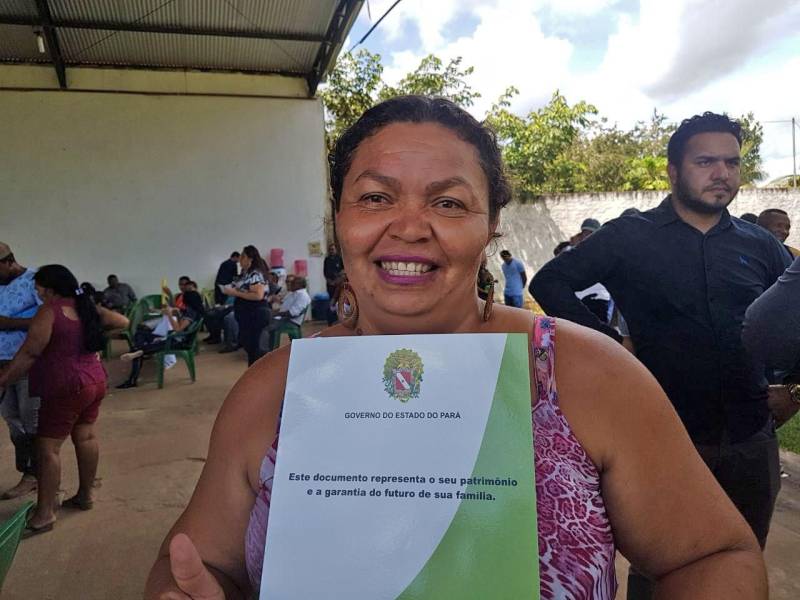 Cento e vinte e sete famílias do PEAS (Projeto Estadual de Assentamento Sustentável) Lourival Santana comemoram o título definitivo de terra recebido no início da tarde desta quinta-feira, 10, no município de Eldorado do Carajás, no sul do Pará. Com esta entrega o Governo do Estado, através do Instituto de Terras do Pará (Iterpa), beneficiou duas mil famílias, somente nos primeiros cinco meses de 2018. Na foto, a agricultora Alen Silva dos Santos.
FOTO: DANI FILQUEIRAS / ASCOM SEMSU
DATA: 10.05.2018
ELDORADO DOS CARAJÁS - PARÁ <div class='credito_fotos'>Foto: DANI FILGUEIRAS / ASCOM SEMSU | <a href='/midias/2018/originais/089f907c-6475-4533-9511-8adf20351218.jpg' download><i class='fa-solid fa-download'></i> Download</a></div>