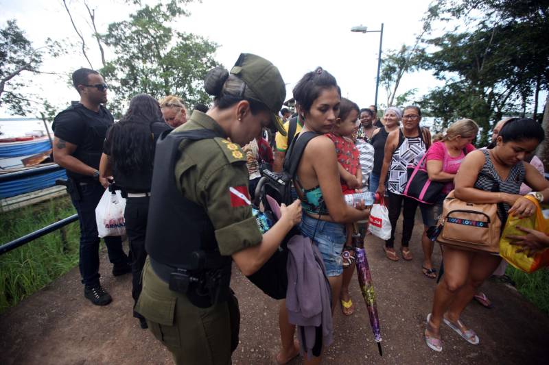 Os rios próximos a Belém são, muitas vezes, porta de entrada para o tráfico de drogas, comercialização de produtos ilegais, entre outros crimes, que influenciam diretamente a violência na Região Metropolitana de Belém (RMB). Para intensificar e otimizar as ações repressivas nas regiões das ilhas pertencentes a capital, a Secretaria de Estado de Segurança Pública e Defesa Social (Segup) realizou a Operação Yara na ilha de Cotijuba, neste sábado, 26.

FOTO: THIAGO GOMES / AG. PARÁ
DATA: 26.05.2018
COTIJUBA - PARÁ <div class='credito_fotos'>Foto: Thiago Gomes /Ag. Pará   |   <a href='/midias/2018/originais/08ab8feb-a253-4d61-b99d-ec9e61cbcba6.jpg' download><i class='fa-solid fa-download'></i> Download</a></div>