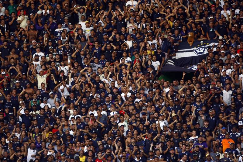 Foram exatos dois meses tentando assistir ao seu primeiro Re x Pa em 2018. Neste domingo, finalmente, a estudante Hendrea Souza convenceu o noivo, Arthur Pantoja, a levá-la ao Estádio Olímpico do Pará, o Mangueirão. E logo numa final. "Só trouxe porque vim no domingo passado e vi algumas mudanças no esquema de segurança", disse Arthur. "Tem mais policiais e a bebedeira em volta do estádio praticamente acabou", afirmou. As mudanças realmente aconteceram a partir do clássico do último dia primeiro e já surtiram efeito. A chamada “Operação Mangueirão” pôs em prática ações de ordenamento no entorno do estádio, com início a partir das 7h30 e encerramento às 20h. A operação determina a delimitação de espaço para atuação de vendedores ambulantes, proibição de veículos com sons automotivos ao redor do estádio e de barracas irregulares, seis pontos de bloqueio e dois para o ingresso de comerciantes e orientações ao público.
FOTO: THIAGO GOMES / AG. PARÁ
DATA: 08.04.2018
BELÉM - PARÁ <div class='credito_fotos'>Foto: Thiago Gomes /Ag. Pará | <a href='/midias/2018/originais/08b2c866-5759-4349-8717-5c45e038e8c0.jpg' download><i class='fa-solid fa-download'></i> Download</a></div>