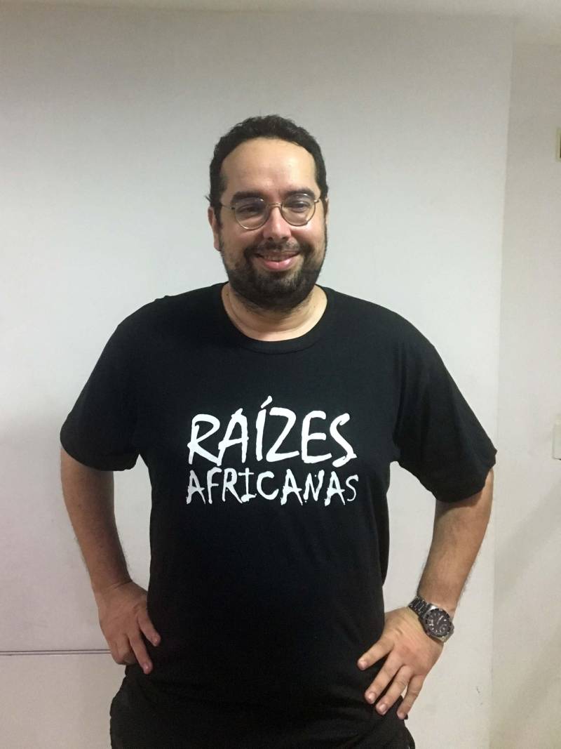 Neste domingo (20), um grupo de cinco professores da rede pública e particular de ensino vão estar reunidos no auditório Ismael Nery, da Fundação Cultural do Estado do Pará, das 7h30 às 13h00, para um ciclo de cinco palestras e debates sobre “Escravidão, Resistência e Raízes Africanas no Brasil”. A equipe de professores reuniu-se para estudos interdisciplinares, a fim de alcançar outros professores e estudantes, e os induzir à reflexão crítica sobre o tema. A iniciativa partiu do historiador Júlio Charchar, autor do livro Memórias da Escravidão Negra no Brasil, que será distribuído gratuitamente a todos os participantes do evento. O evento contará também com a presença do professor Márcio Marçal, que vai abordar as formas de resistência dos escravos no campo e na cidade, utilizando documentos históricos do século XIX, que destacam os abolicionismos e o protagonismo do negro no contexto escravocrata, além de tratar do período pós-abolição e da dinâmica que norteia a exclusão étnico-racial na contemporaneidade. Na foto, o professor Raimundo Marques, mestre e doutorando em História Social pela Universidade de São Paulo (USP).
FOTO: ASCOM / FCP
DATA: 20.05.2018
BELÉM - PARÁ <div class='credito_fotos'>Foto: ASCOM FCP | <a href='/midias/2018/originais/08b4242a-cfe0-4db4-abf9-aa6eec952525.jpg' download><i class='fa-solid fa-download'></i> Download</a></div>