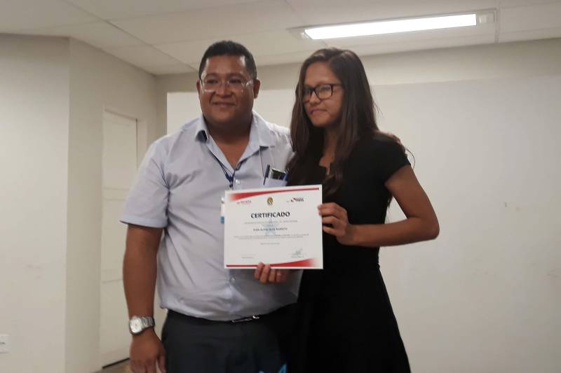"Hoje recebo mais um certificado pela conclusão de curso realizado aqui na Escola Técnica e não quero parar. Estar qualificado é muito bom. A gente se sente mais preparado", garante o jovem Jean Lucas, 25 anos, dono de três certificados pela Escola Técnica do Estado do Pará (EETEPA) - Polo Santarém nos cursos de Fiscalização Ambiental, Agente de Informações Turísticas e o último em Segurança no Trabalho na Construção Civil. Ele se juntou a outros 320 alunos que tiveram a satisfação de concluir seus cursos. Agora, são 705 novos profissionais formados pela instituição, devidamente aptos a ocupar uma vaga no disputado mercado de trabalho. Esta é a segunda cerimônia de formatura realizada no auditório da Escola Técnica, em Santarém, na região oeste. A primeira foi realizada com uma turma de 384 concluintes, em outubro de 2017.
FOTO: SAMUEL ALVARENGA / ASCOM CRGBA
DATA: 14.06.2018
SANTARÉM - PARÁ <div class='credito_fotos'>Foto: SAMUEL ALVARENGA / ASCOM CRGBA | <a href='/midias/2018/originais/08b7f4c5-c224-40dc-9c34-0c82251bffaf.jpg' download><i class='fa-solid fa-download'></i> Download</a></div>