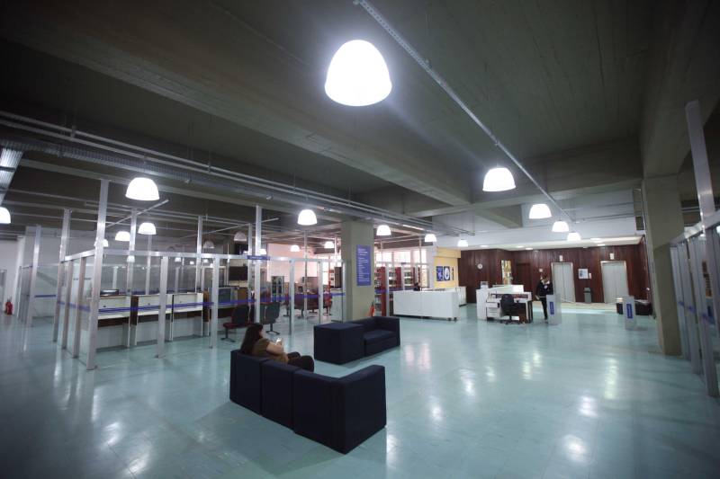 Ao entrar na Biblioteca Arthur Viana, localizada no Centro Cultural e Turístico Tancredo Neves (Centur), é possível visualizar e sentir as diferenças logo ao chegar. O espaço, que desde 2015 passava por reformas, está completamente pronto para sua reinauguração, que deve acontecer já na próxima semana. Iluminação adequada, climatização renovada, mudança de estantes e outros móveis que contribuíram para a ampliação do espaço, além de um verdadeiro upgrade em diversos espaços de convivência, serviços e estudos, trouxeram novos ares a centenária biblioteca.
FOTO: THIAGO GOMES / AG. PARÁ
DATA: 27.04.2018
BELÉM - PARÁ <div class='credito_fotos'>Foto: Thiago Gomes /Ag. Pará | <a href='/midias/2018/originais/08c8ed57-8c82-4e95-b8a9-175caae931ee.jpg' download><i class='fa-solid fa-download'></i> Download</a></div>