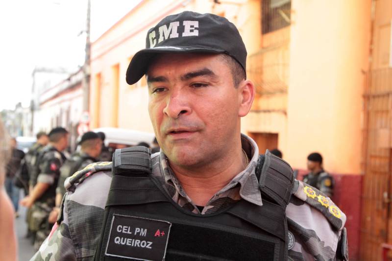 Após dois meses de investigação e um trabalho intenso de inteligência, as forças de segurança estaduais prenderam na tarde de hoje, durante a “Operação Campina”, desencadeada no bairro de mesmo nome, centro de Belém, quatro mulheres acusadas de tráfico de drogas e apreendeu quase dois quilos de cocaína, maconha e crack, resultado do cumprimento de oito mandados de busca e apreensão. Na foto, o titular do CME, coronel Sandro Queiroz.
FOTO: CRISTINO MARTINS / AG. PARÁ
DATA: 16.02.2018
BELÉM - PARÁ <div class='credito_fotos'>Foto: Cristino Martins/Ag. Pará | <a href='/midias/2018/originais/08ca3f4f-40f3-4b80-93bf-763d39aa0272.jpg' download><i class='fa-solid fa-download'></i> Download</a></div>