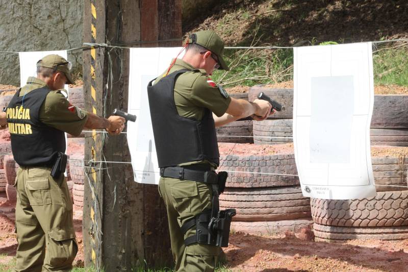 Trinta e oito agentes de segurança pública do Estado participam (foto), no Instituto de Ensino de Segurança Pública do Pará (Iesp), de um curso de especialização da Companhia Independente de Policiamento Escolar (Cipoe). A capacitação começou no dia 26 de fevereiro e vai até 23 de março, com aulas de segunda a sexta, nos turnos da manhã e tarde. Os agentes de segurança estão sendo treinados para atuar na segurança junto às comunidades escolares do Estado. Este é o segundo curso que acontece para a qualificação do policiamento escolar do Comando de Policiamento Especializado, através da Companhia Independente de Policiamento Escolar (Cipoe). O primeiro foi em 2017, e qualificou 40 policiais.
FOTO: CARLOS SODRÉ / AG. PARÁ
DATA: 13.03.2018
BELÉM - PARÁ <div class='credito_fotos'>Foto: Carlos Sodré/Agência Pará | <a href='/midias/2018/originais/08cd3a4f-56bd-4597-b04c-0c58b8cffc17.jpg' download><i class='fa-solid fa-download'></i> Download</a></div>