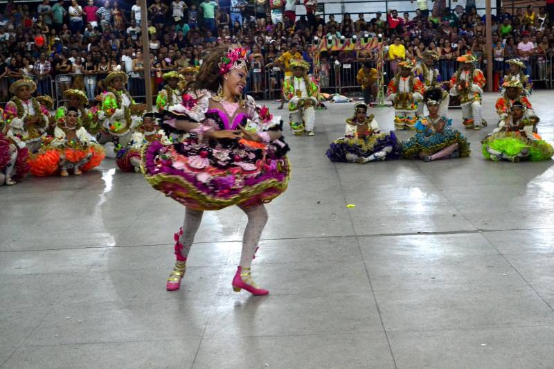 O tradicional concurso de Quadrilhas do Arraial de Todos os Santos, da Fundação Cultural do Pará (FCP), começa nesta quarta-feira, 20, a partir das 18h, no Centur. São mais de 70 quadrilhas juninas (foto), entre adultas e mirins. A programação vai até o dia 08 de julho, sempre a partir das 19h nos dias de semana e 18h nos feriados. Na Praça do Povo, o foco será o XV Concurso Estadual de Quadrilhas Juninas. Já na Praça do Artista serão as apresentações parafolclóricas de Pássaros Juninos, grupos de bois bumbas, carimbó, entre outros, além da praça de alimentação.
FOTO: ASCOM / FCP
DATA: 18.06.2018
BELÉM - PARÁ <div class='credito_fotos'>Foto: ASCOM FCP | <a href='/midias/2018/originais/08cfe639-5966-4772-a203-f5c26f2a7f95.jpg' download><i class='fa-solid fa-download'></i> Download</a></div>