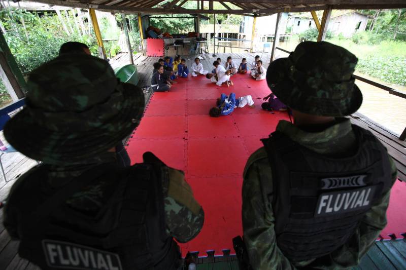 Na ilha de Urubuoca, 60 alunos do ensino fundamental, praticam artes marciais cujos instrutores são os próprios policiais da companhia. É o projeto “Ribeirinhos da Paz” constituído pelo Grupamento da Polícia Militar. O atendimento das comunidades já recebeu o reconhecimento de várias instituições, e recebe visitas de policiais de outras corporações, e atletas que se identificam com o projeto, como exemplo Michel Trator e referências do jiu-jitsu.
FOTO: MARCELO LELIS / AG. PARÁ
DATA: 27.04.2018
BELÉM - PARÁ <div class='credito_fotos'>Foto: Marcelo Lelis / Ag. Pará | <a href='/midias/2018/originais/08d25775-701f-4540-86b8-7c860623f113.jpg' download><i class='fa-solid fa-download'></i> Download</a></div>