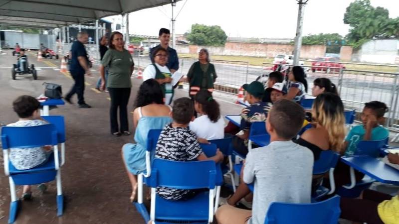 A Coordenadoria de Educação do Detran participa da IV Feira do Livro do município de Marituba (foto), na Região Metropolitana de Belém. O convite partiu da Diretoria Municipal de Trânsito (Diretran) em função da parceria mantida com a autarquia estadual em ações anteriores. Uma média de 200 estudantes foram abordados pela equipe composta por quatro servidores do departamento. A coordenadora do grupo,Leila Santos, explica que o foco do trabalho do Detran são os estudantes do município que estão marcando presença nos estandes de venda do Livro. “ Eles são muito receptivos. Escutam atentamente nossas orientações.  Fazem perguntas. Os adolescentes questionam com frequência sobre idade mínima para a retirada da habilitação. Explicamos que no Brasil, somente com 18 anos é permitido ao adolescente tirar a CNH”. 

FOTO: ASCOM / DETRAN
DATA: 08.12.2018
MARITUBA - PARÁ
 <div class='credito_fotos'>Foto: ASCOM DETRAN   |   <a href='/midias/2018/originais/08d53224-b4ea-4359-aecf-1c1f36b87764.jpg' download><i class='fa-solid fa-download'></i> Download</a></div>