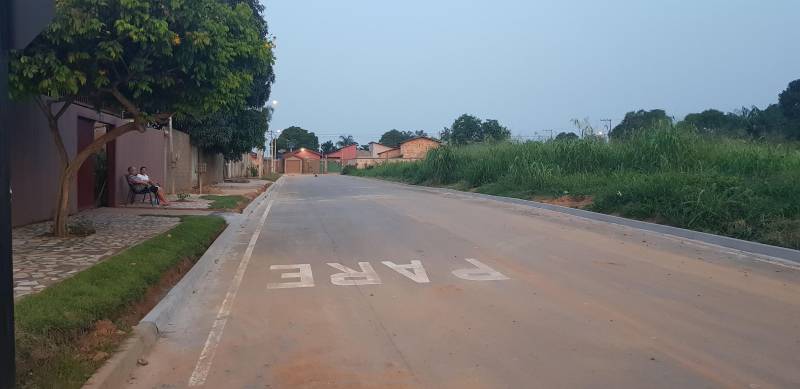 A comitiva esteve ainda em São Félix do Xingu, município que recebeu nove quilômetros e meio de asfalto em vias urbanas. Maria e Cláudia Rodrigues, que moram na Avenida Paraná, agora deixaram no passado os transtornos com a poeira. “Era um sonho esse asfalto. Tinha muita poeira. Tinha que limpar a casa de manhã e de tarde. Agora tá gostoso ficar aqui”, disse Maria. Também foram asfaltados 2,4 km de vias dentro do Parque de Exposição de São Félix do Xingu. Segundo o presidente do Sindicato dos Produtores Rurais do município, Arlindo Laureano (conhecido como Nenzinho), “isso aqui é de grande importância, porque São Félix tem o maior rebanho bovino do Pará, e no parque sem asfalto, devido à chuva, o povo ficava ou no lamaçal ou na poeira. Isso beneficia a população e os estandes de vendas nas feiras”.
FOTO: KÉLIA SANTOS / ASCOM CRGSP
DATA: 24.10.2018
SÃO FÉLIX DO XINGU - PARÁ <div class='credito_fotos'>Foto: KÉLIA SANTOS / ASCOM CRGSP | <a href='/midias/2018/originais/08d68f4a-af68-489f-bef5-a67040c70cbb.jpg' download><i class='fa-solid fa-download'></i> Download</a></div>