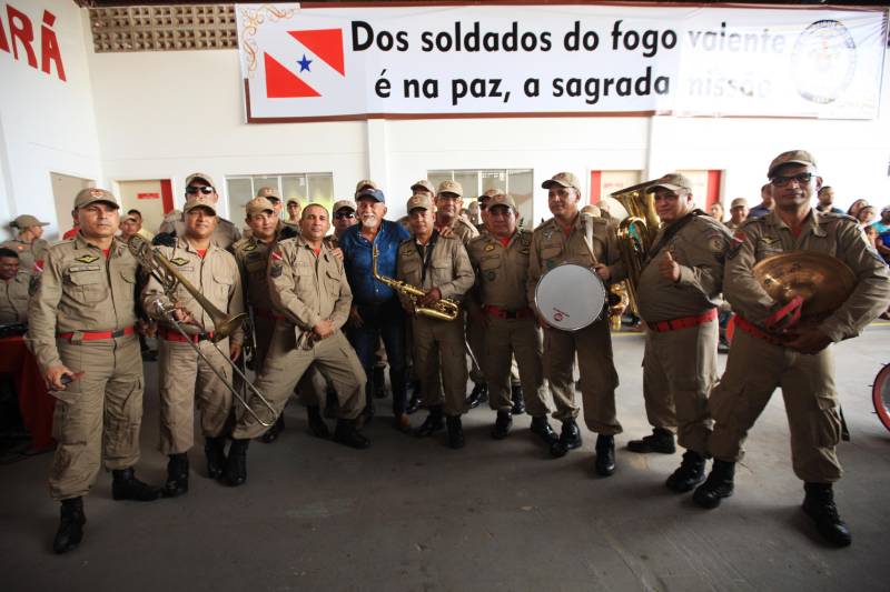 Moradores, comerciantes, militares e políticos da região da Ilha do Marajó comemoraram, nesta quarta-feira (24), junto ao governador Simão Jatene, a entrega do 18º Grupamento Bombeiro Militar, inaugurado hoje no município de Salvaterra. Quarenta e oito militares foram deslocados para o local, sendo 45 praças e três oficiais. O espaço conta com viaturas para atendimento a incêndios, salvamentos, resgates e uma lancha.O Coronel Antônio Zanelli, comandante geral do Corpo de Bombeiros, explicou a escolha do município para receber o grupamento. “Salvaterra foi escolhida estrategicamente para receber este quartel por ser a porta do Marajó. Salvaterra e Soure possuem forte apelo turístico. Antes, nosso tempo-resposta para a população daqui demorava até 1h30 minutos, já que vínhamos de Icoaraci, distrito de Belém. Agora a meta é atender o mais rápido possível os seis municípios da região do Marajó Ocidental”, explicou. Além de Salvaterra e Soure, a corporação atenderá os municípios de Cachoeira do Arari, Santa Cruz do Arari, Ponta de Pedras e Muaná.

FOTO: MÁCIO FERREIRA / AG PARÁ
DATA: 24.01.2018
SALVATERRA - PARÁ <div class='credito_fotos'>Foto: MÁCIO FERREIRA/ AG. PARÁ   |   <a href='/midias/2018/originais/08db2d5d-c900-453e-a473-d08b2a2139f7.jpg' download><i class='fa-solid fa-download'></i> Download</a></div>