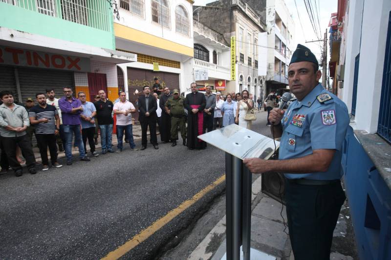 Leia Braúna mora há dois anos e meio no bairro da Cidade Velha e vê com alegria a instalação de uma sede da Polícia Militar na Rua Dr. Assis, bem pertinho de sua casa. O novo prédio da 1ª Companhia do 2º Batalhão da PM foi inaugurado na tarde desta quinta-feira, 5, e agora além de estar mais acessível aos moradores dos bairros da Campina, Reduto e Cidade Velha, oferece melhores condições de trabalho aos militares. O local foi cedido pela Arquidiocese de Belém em fevereiro deste ano de forma gratuita e por tempo indeterminado. Antes disso, a sub-unidade funcionava no 3º andar da seccional do Comércio. O Major Luiz Octávio, comandante do 2º Batalhão, informa que a Companhia atua com 165 policiais militares, que atendem cerca de 24 mil moradores da área. “A proximidade da Polícia Militar com a comunidade é um ponto primordial da instalação da 1ª Companhia, além de ser estratégico, porque se coloca em uma posição de atendimento rápido tanto ao Reduto, quanto para Campina e a própria Cidade Velha”, afirmou o oficial. Na foto, o Coronel Hilton Benigno, Comandante Geral da PM.
FOTO: CARLOS SODRÉ / AG. PARÁ
DATA: 05.04.2018
BELÉM - PARÁ <div class='credito_fotos'>Foto: Carlos Sodré/Agência Pará | <a href='/midias/2018/originais/08dbc2aa-79a5-4041-9e0b-cd7db2f9a2fb.jpg' download><i class='fa-solid fa-download'></i> Download</a></div>