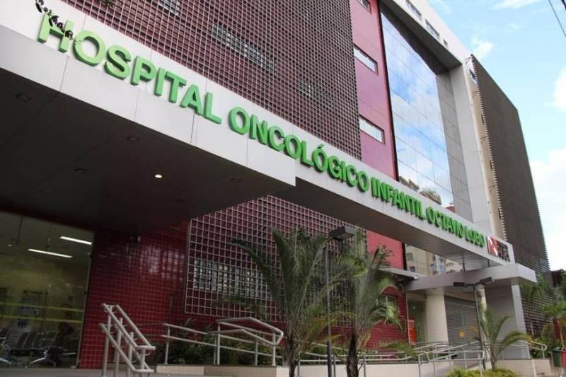 A filha de Maria Domingas Paixão machucou o joelho após uma queda enquanto brincava. A mãe imaginava que como qualquer outro hematoma decorrente da diversão dos adolescentes, o inchaço no joelho diminuísse rápido. Com o passar dos dias, vendo a filha se queixar cada vez mais de dores, Maria percebeu que precisava de ajuda. “Fizemos os primeiros exames em Limoeiro do Ajuru. Fomos encaminhadas para Belém e dias depois estávamos aqui no Oncológico. Esses seis meses de tratamento têm sido ótimos. Hoje mesmo ela se divertiu com as enfermeiras que estavam aqui”, contou Maria Domingas sobre o encontro da filha com as voluntárias do grupo 'Anjos da Enfermagem'. As voluntárias atuam no suporte aos pacientes acolhidos pelo Hospital Oncológico Infantil Octávio Lobo (foto), em Belém (PA). Observadora como Maria Domingas, Midene Batista percebeu algo errado com a filha de seis anos e procurou ajuda. “Fui dar um banho nela e percebi algo diferente na região do abdômen. Tive medo, porque é minha única filha, mas hoje ela é primeira a me dizer que está tudo bem”, contou a mãe, que saiu do município do Acará, no nordeste paraense, e há três anos acompanha a filha em tratamento contra o tumor de Wilms, um tipo de câncer renal que acomete frequentemente crianças.
FOTO: ASCOM / HOIOL
DATA: 06.04.2018
BELÉM - PARÁ <div class='credito_fotos'>Foto: ASCOM HOIOL | <a href='/midias/2018/originais/08de0e7a-fb3c-4d57-a527-2003dc28b8be.jpg' download><i class='fa-solid fa-download'></i> Download</a></div>