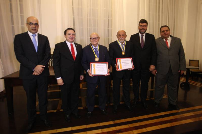 O governador Simão Jatene foi homenageado pela Associação do Corpo Consular no Estado do Pará (ACCP) com a Comenda do Mérito Consular João Clemente Baena Soares. A maior honraria da entidade foi entregue na noite desta quinta-feira (22), no salão nobre do prédio sede da Associação Comercial do Pará (ACP), em Belém. Na foto, o governador Simão Jatene (d), e o embaixador Baena Soares recebem comenda.
FOTO: IGOR BRANDÃO / AG. PARÁ
DATA: 22.02.2018
BELÉM - PARÁ <div class='credito_fotos'>Foto: IGOR BRANDÃO / AG. PARÁ | <a href='/midias/2018/originais/08e07d22-6585-4ca1-b0ad-d1270d582b48.jpg' download><i class='fa-solid fa-download'></i> Download</a></div>