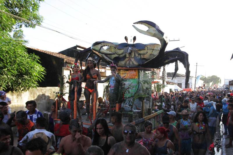 Em Curuçá, no nordeste do Estado, é do mangue que sai o caranguejo, sustento de muitas famílias, e a lama (Tijuco), matéria-prima da fantasia usada pelos brincantes do tradicional bloco carnavalesco "Pretinhos do Mangue". Neste domingo (11), segundo a organização do evento, mais de 17 mil pessoas entre brincantes e espectadores acompanharam o cortejo que teve início no Porto dos Pretinhos e seguiu pelas principais ruas do município até a praça da folia, na orla. O bloco nasceu no ano de 1989 a partir da frustração de dois amigos que foram ao mangue atrás de alimento, mas não conseguiram nenhum caranguejo. Então decidiram passar lama pelo corpo e saíram pela cidade em forma de protesto. "O mangue oferece o nosso caranguejo, mexilhão e camarão. É daqui que as famílias tiram seu sustento. Nossa intenção é aproveitar esse momento de alegria e passar essa mensagem de preservação", afirmou Edmilson Campos, mais conhecido como "Cafá", que está à frente do bloco há 18 anos.
FOTO: CRISTINO MARTIS / AG PARÁ
12.02.2018
CURUÇÁ - PARÁ <div class='credito_fotos'>Foto: Cristino Martins/Ag. Pará | <a href='/midias/2018/originais/08e50cd1-5c01-4654-bcce-a2282946e3a2.jpg' download><i class='fa-solid fa-download'></i> Download</a></div>