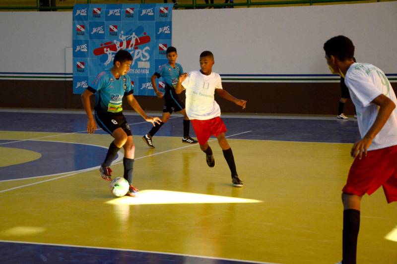 Basquete, futsal, handebol e vôlei são as modalidades disputadas na etapa Carajás, dos Jogos Estudantis Paraenses (Jeps), em Parauapebas, no sudeste do Pará. O primeiro dia de competições, foi na quinta-feira (24), apontou os primeiros finalistas. Os vencedores vão disputar a etapa estadual, em junho, na capital paraense. 

FOTO: FERNANDO NOBRE / ASCOM SEDUC
DATA: 25.05.2018
PARAUAPEBAS - PARÁ <div class='credito_fotos'>Foto: FERNANDO NOBRE/ASCOM SEDUC   |   <a href='/midias/2018/originais/08e79d6a-4a9a-4eea-bce5-c15559652e84.jpg' download><i class='fa-solid fa-download'></i> Download</a></div>