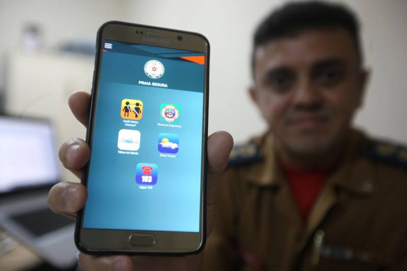 O Sistema Estadual de Segurança Pública conta cada vez mais com a tecnologia para levar serviços à população. Este ano, entre as novidades estão os dois aplicativos para celular e tablet que o Corpo de Bombeiros Militar do Pará (CBMPA) está lançando na Operação Verão 2018. São eles o Praia Segura (foto) e Emergência APP. “Esses aplicativos vão ajudar para que possamos prestar um serviço cada vez melhor à população, com mais rapidez e qualidade, sempre visando à segurança dos veranistas nesse período de férias. Queremos, principalmente, diminuir o tempo resposta nos casos de acidentes de trânsito, e facilitar a vida dos pais que perdem seus filhos nas praias”, explicou o coronel, Andrei Vicente da Costa, diretor de Telemática e Estatística do Corpo de Bombeiros.
FOTO: SIDNEY OLIVEIRA / AG. PARÁ
DATA: 27.06.2018
BELÉM - PARÁ <div class='credito_fotos'>Foto: Sidney Oliveira/Ag. Pará | <a href='/midias/2018/originais/08e7cbdc-8482-489a-887f-d2a40a87423f.jpg' download><i class='fa-solid fa-download'></i> Download</a></div>