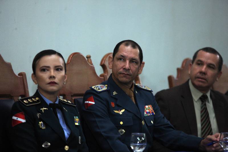 A Secretaria de Estado de Segurança Pública e Defesa Social (Segup), por meio do Instituto de Ensino de Segurança Pública (Iesp), realizou, nesta quarta-feira, 28, no auditório do Ciaba, as formaturas das turmas do Curso Superior de Polícia e Bombeiro Militar CSPBM/2018- Especialização em Gestão Estratégica e Defesa Social e dos cursos de Aperfeiçoamento de Oficiais- CAO/2018 da Polícia Militar do Pará e do Corpo de Bombeiros Militar do Pará- Especialização em Defesa Social em Cidadania. “Essa especialização é fundamental para que a gente possa observar melhor nossas instituições, de forma estratégica e integrada”, destacou o coronel Zanelli Nascimento (foto), comandante geral do CBMPA

FOTO: SIDNEY OLIVEIRA / AG. PARÁ
DATA: 28.11.2018
BELÉM - PARÁ <div class='credito_fotos'>Foto: Sidney Oliveira/Ag. Pará   |   <a href='/midias/2018/originais/08f7c4fa-9dad-4e3f-9137-2dc69287194f.jpg' download><i class='fa-solid fa-download'></i> Download</a></div>