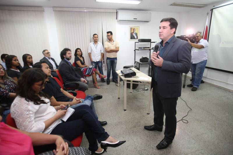 Após seis meses de captação, contabilização e estudos de dados obtidos de diversas instituições do Estado e do país, a Fundação Amazônia de Amparo a Estudos e Pesquisas (Fapespa) lançou, nesta quarta-feira (4), o “Perfil da Juventude Paraense 2018”, estudo que tem por principal objetivo, disponibilizar um conjunto de informações que identifica a juventude do Pará, visando contribuir para a manutenção de uma agenda que dará tratamento especial aos jovens do Estado. “Lançamos um documento inédito que contempla diversas faces da juventude paraense, desde onde ela está, quantos são, quais suas dificuldades e até mesmo quais seus sonhos. Podemos descobrir, entre outros dados, que 26% da população do Pará é de jovens entre 15 e 29 anos, sendo que destes, 22% (o equivalente a 521 mil), estão sem estudar e sem trabalhar, o que pode fazer com que se envolvam com a criminalidade”, explicou Eduardo Costa (foto), presidente da Fapespa.
FOTO: CARLOS SODRÉ / AG. PARÁ
DATA: 04.04.2018
BELÉM - PARÁ <div class='credito_fotos'>Foto: Carlos Sodré/Agência Pará | <a href='/midias/2018/originais/090a8545-3581-44f3-97bb-1c63ff719b85.jpg' download><i class='fa-solid fa-download'></i> Download</a></div>